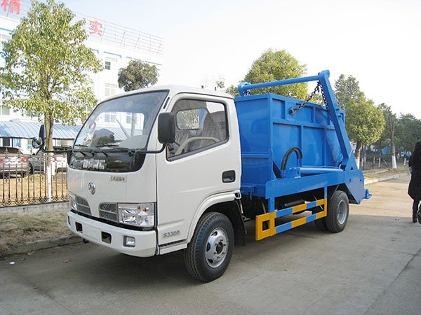 东风多利卡4-5方摆臂垃圾车
