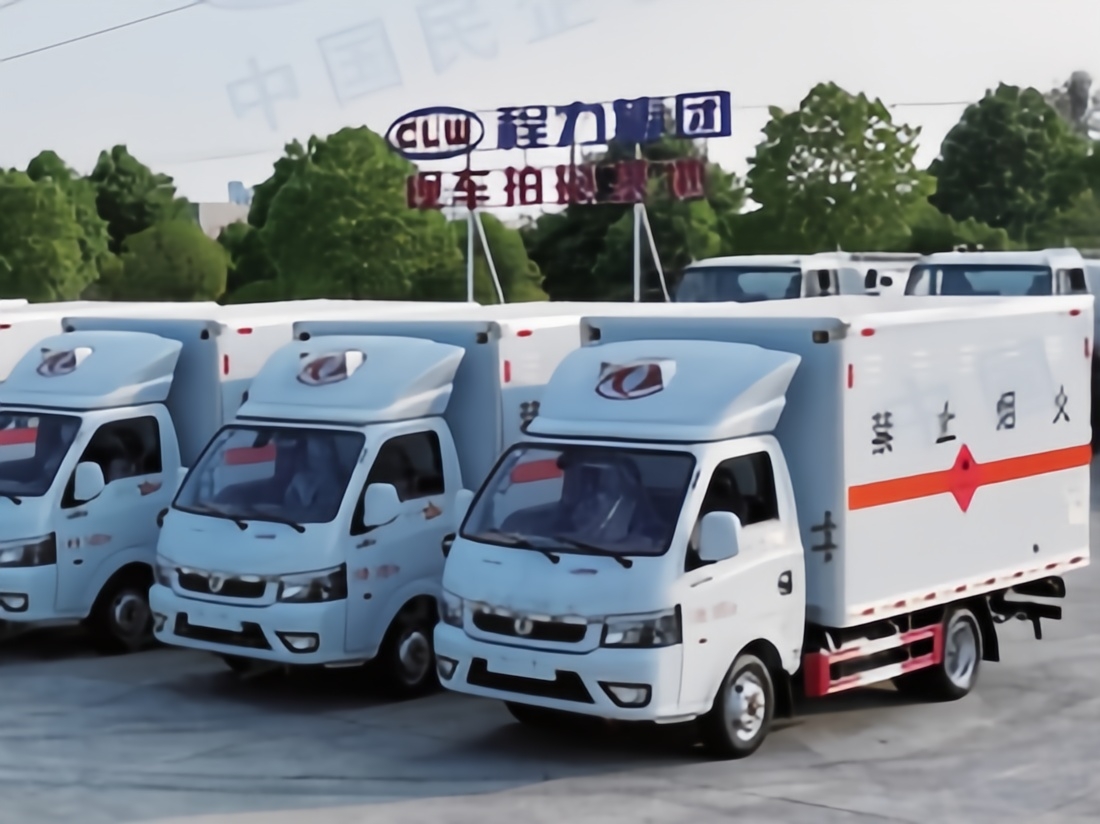 程力危险品厢式车批量发车