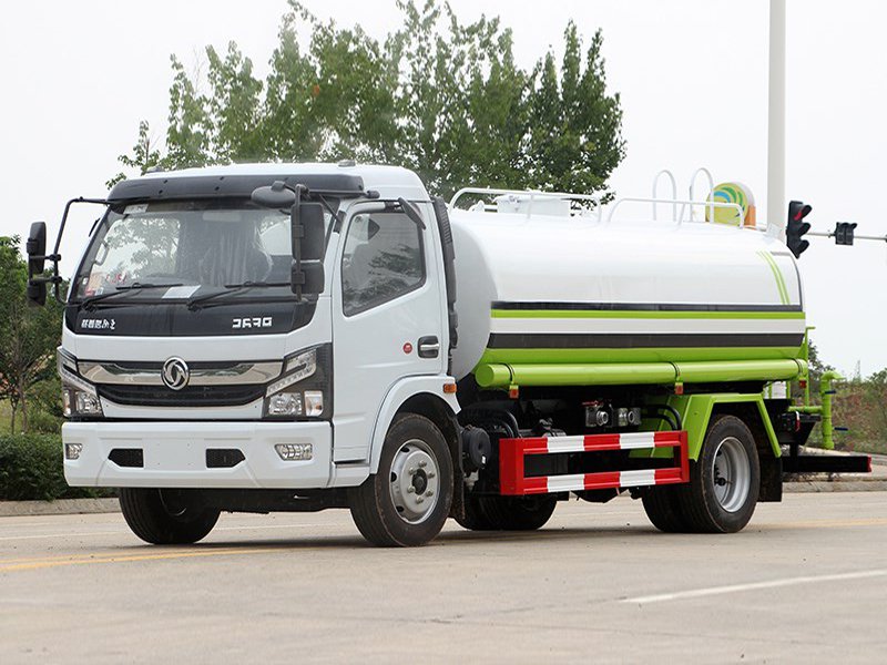 国六大多利卡9.2吨洒水车