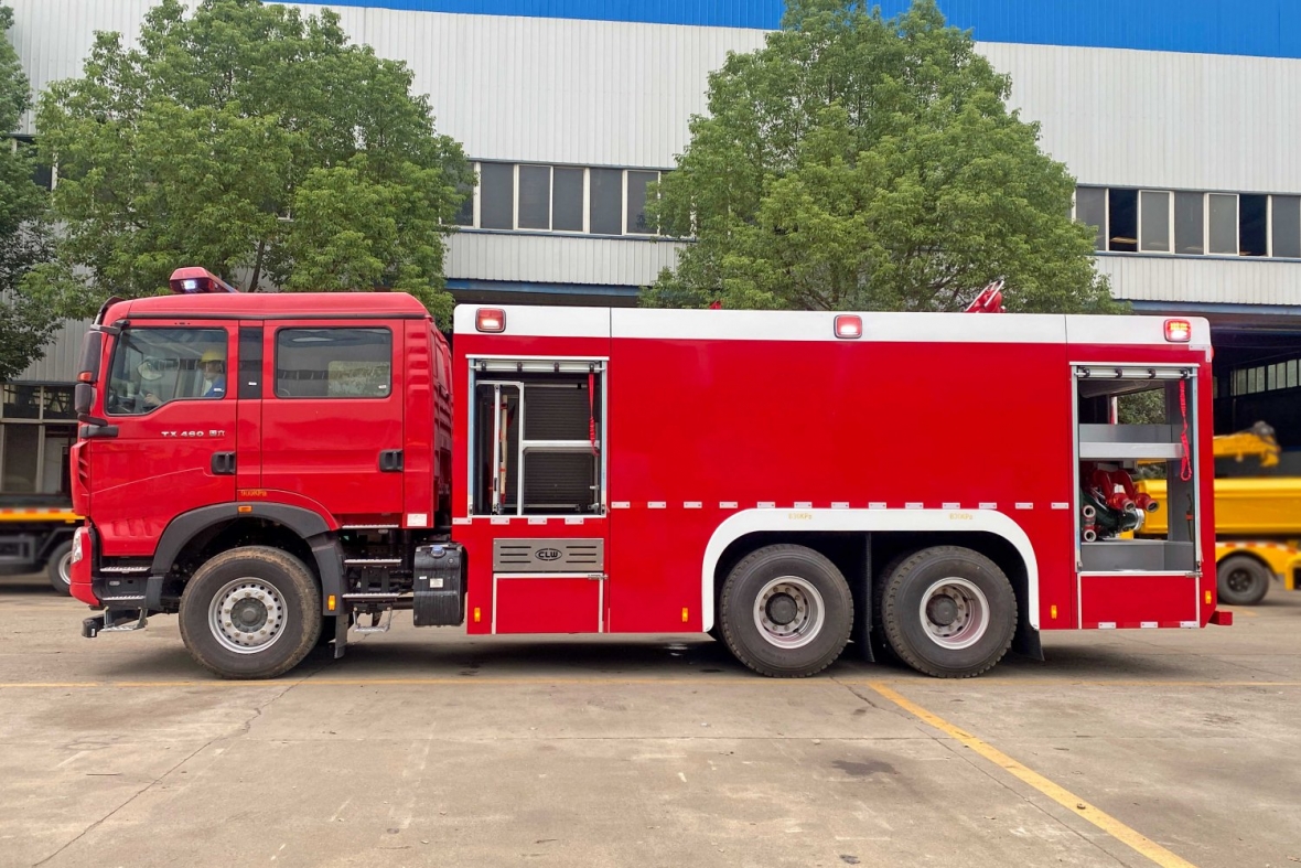 重汽豪沃12吨水罐消防车