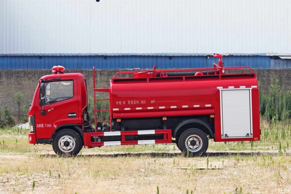 东风4.5吨洒水罐消防车