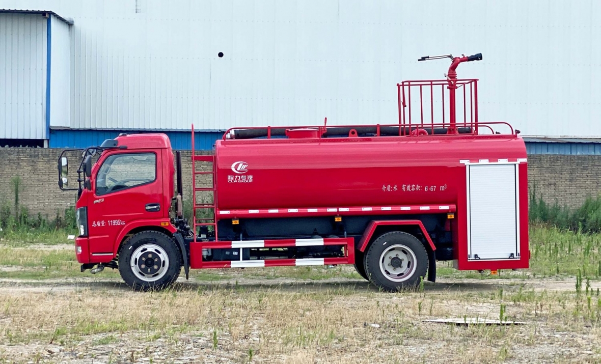 东风7吨洒水罐消防车