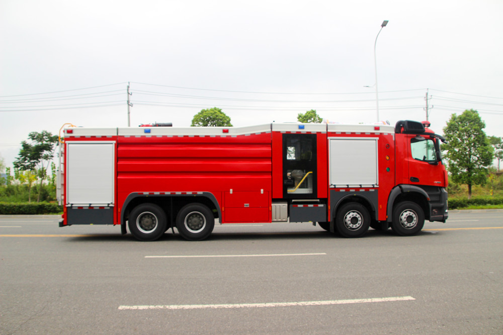 奔驰城市主战消防车