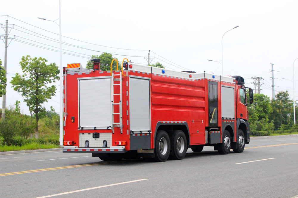 奔驰城市主战消防车
