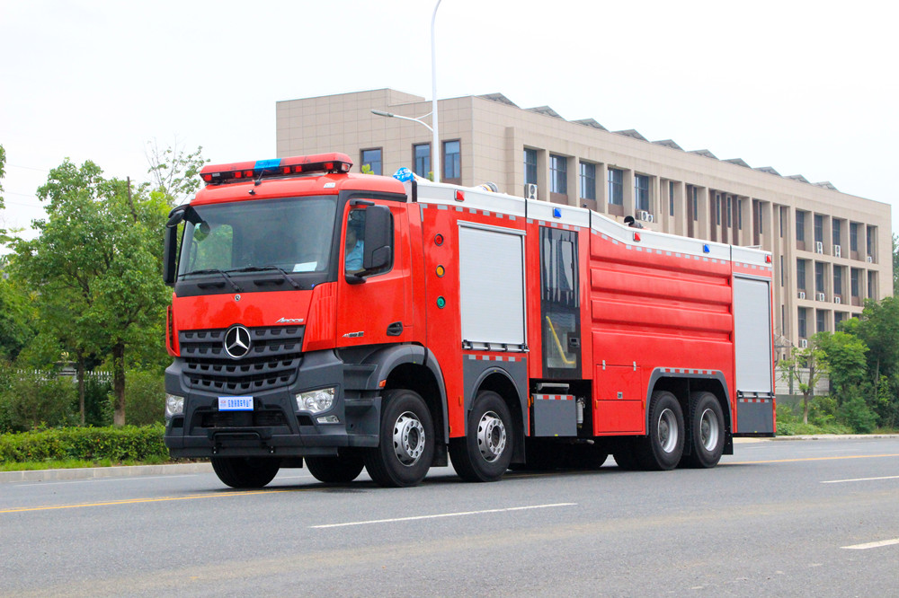 奔驰城市主战消防车