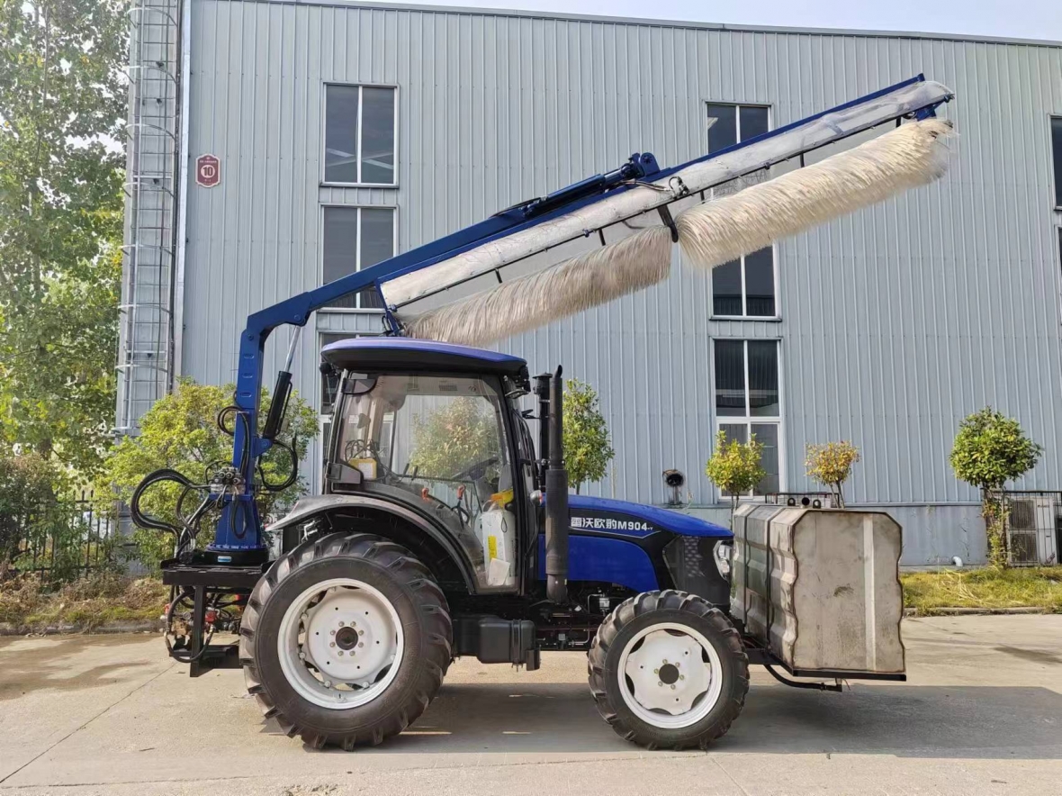 拖拉机式光伏清洗车（后置滚刷）