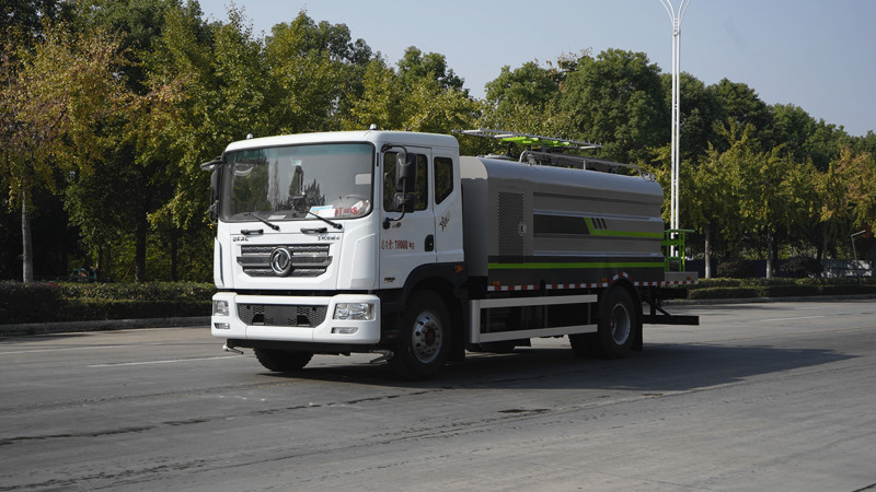 东风D9光伏清洗车