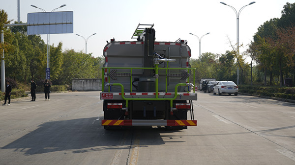 东风D9光伏清洗车