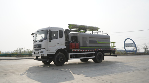 东风天锦四驱光伏清洗车