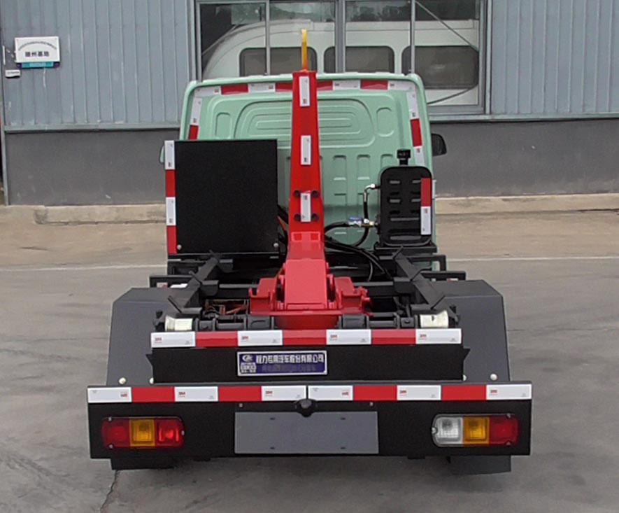 CLW5021ZXXBEVAHB型纯电动车厢可卸式垃圾车实拍3