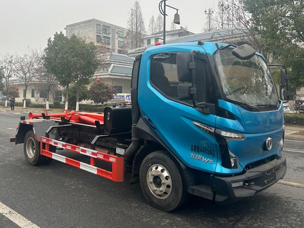 CLW5047ZXXASK型车厢可卸式垃圾车实拍2